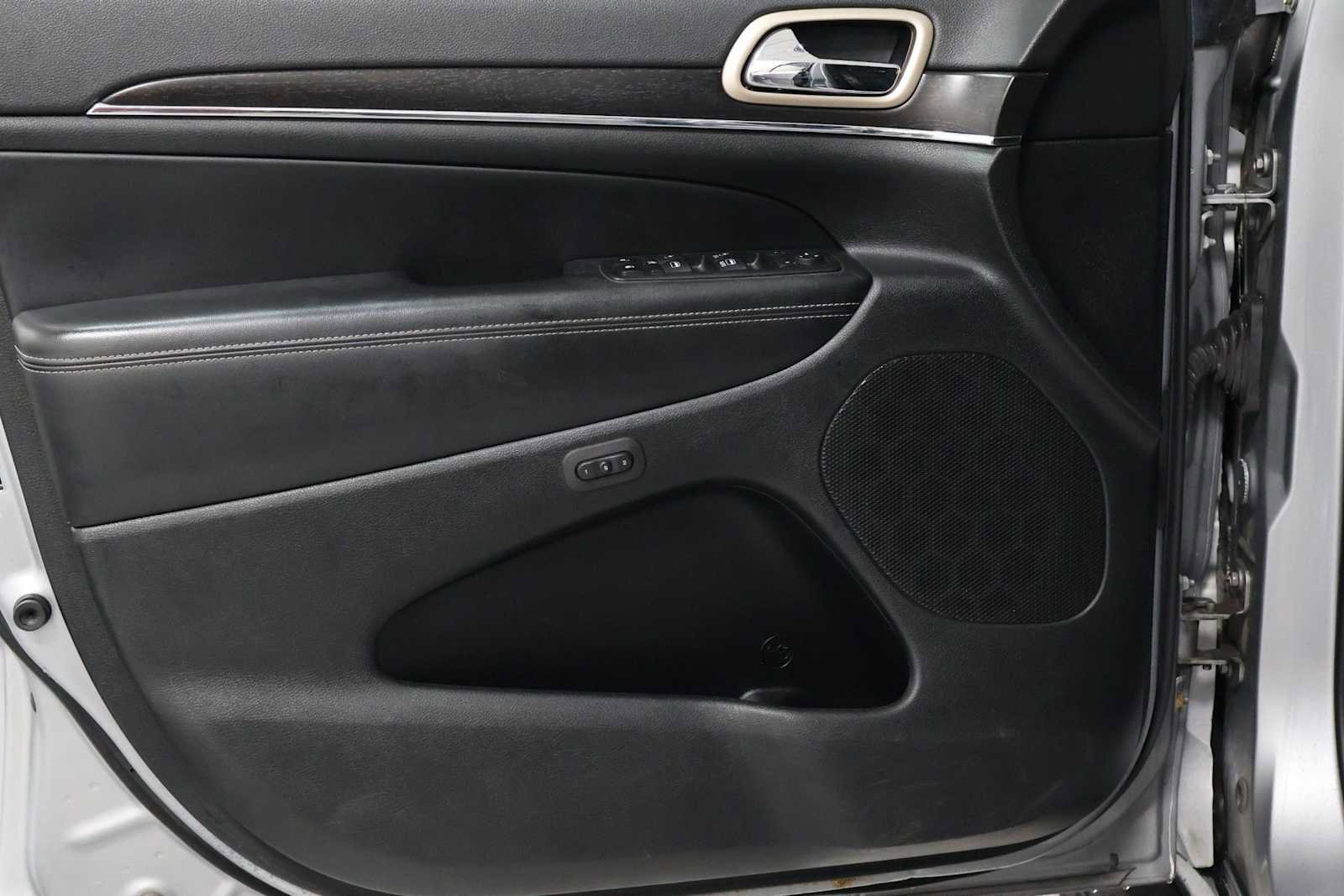 Used 2014 Jeep Grand Cherokee Limited w/ Trailer Tow Group IV image 16