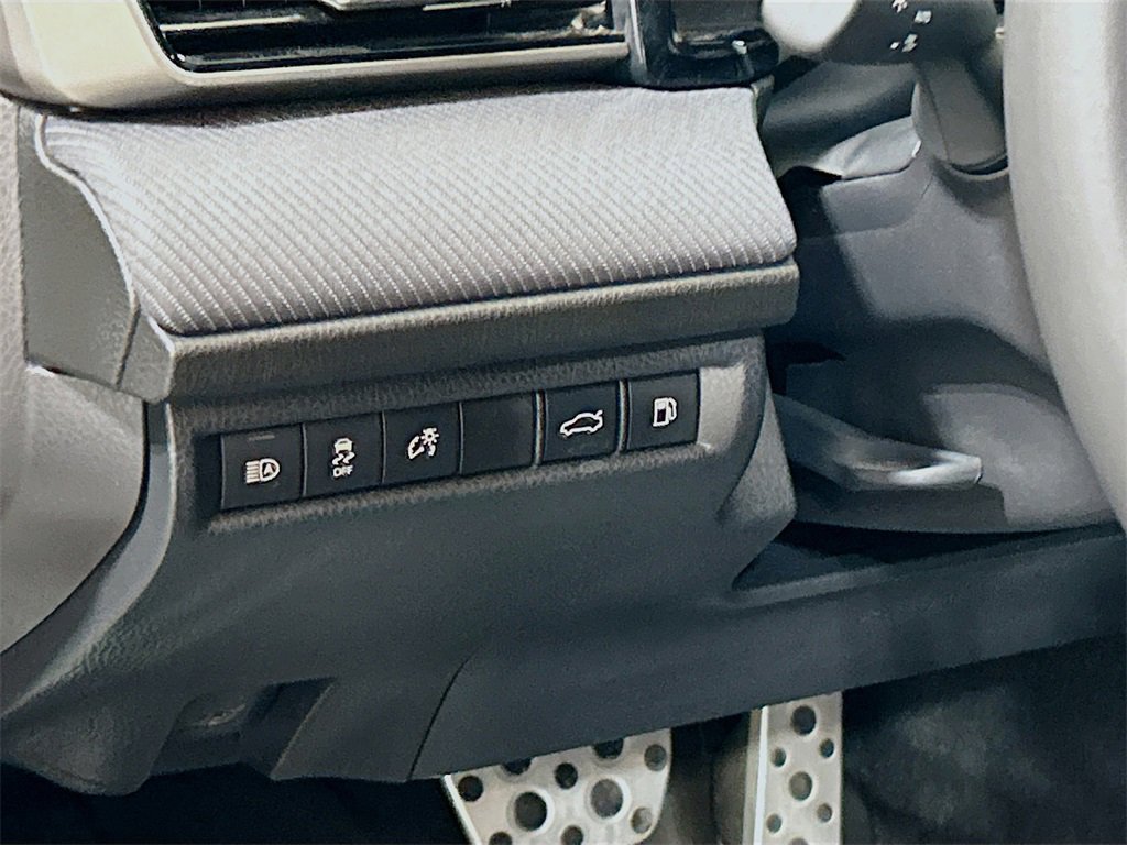 Used 2025 Toyota Camry SE w/ Convenience Package image 8