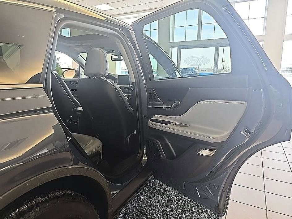 Used 2022 Lincoln Corsair AWD w/ Premium Package image 35