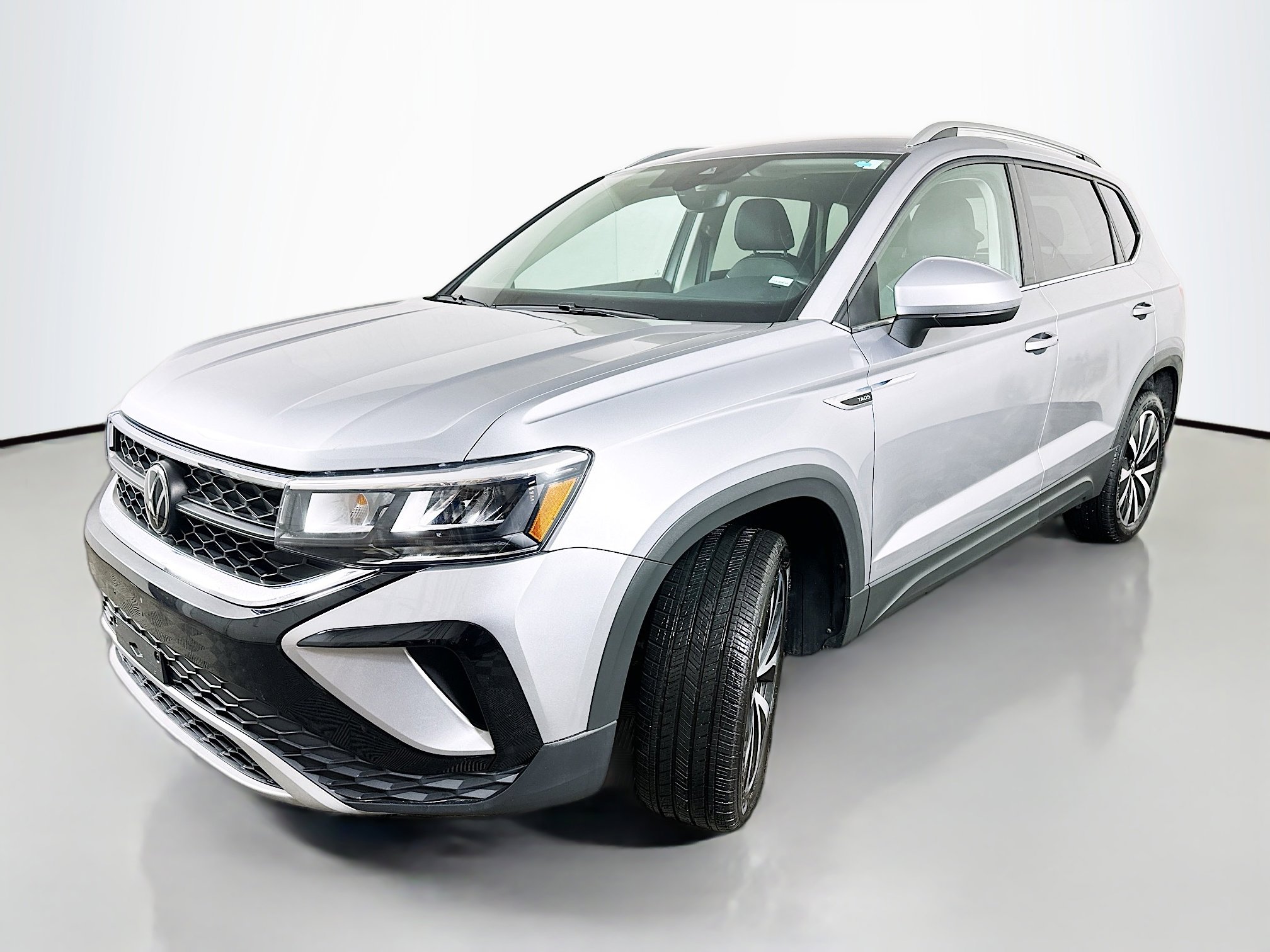 Used 2024 Volkswagen Taos SE image 3