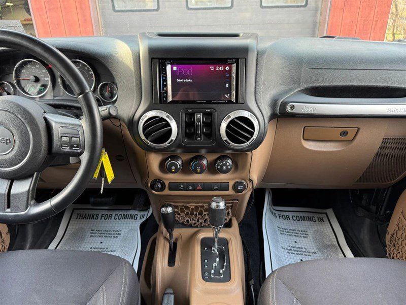 Used 2015 Jeep Wrangler Unlimited Rubicon w/ Connectivity Group image 17