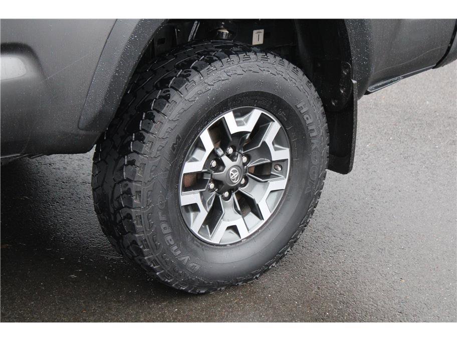 Used 2017 Toyota Tacoma TRD Off-Road w/ Premium & Technology Package image 6