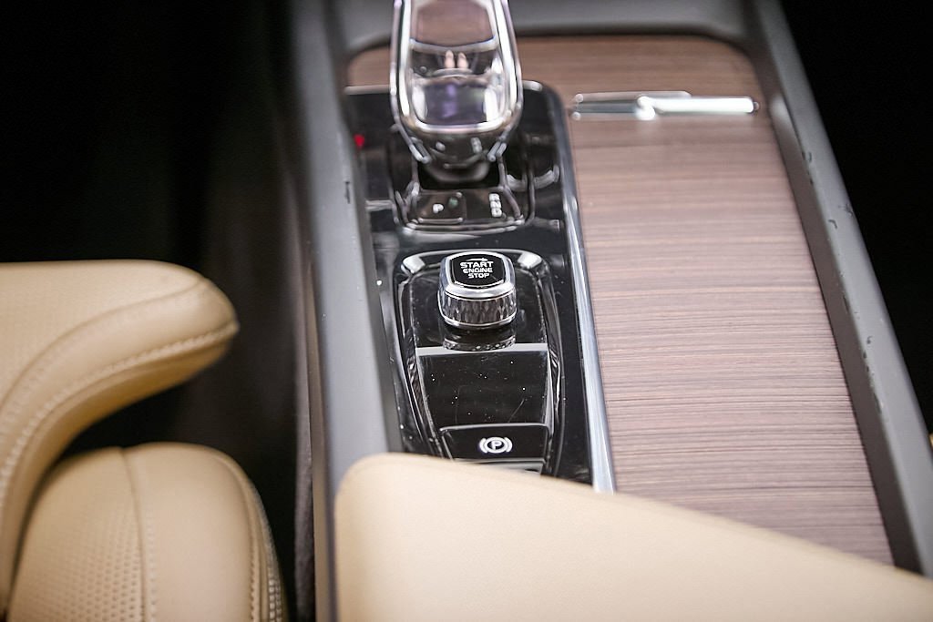 Certified 2023 Volvo XC60 B5 Ultimate w/ Protection Package Premier image 29