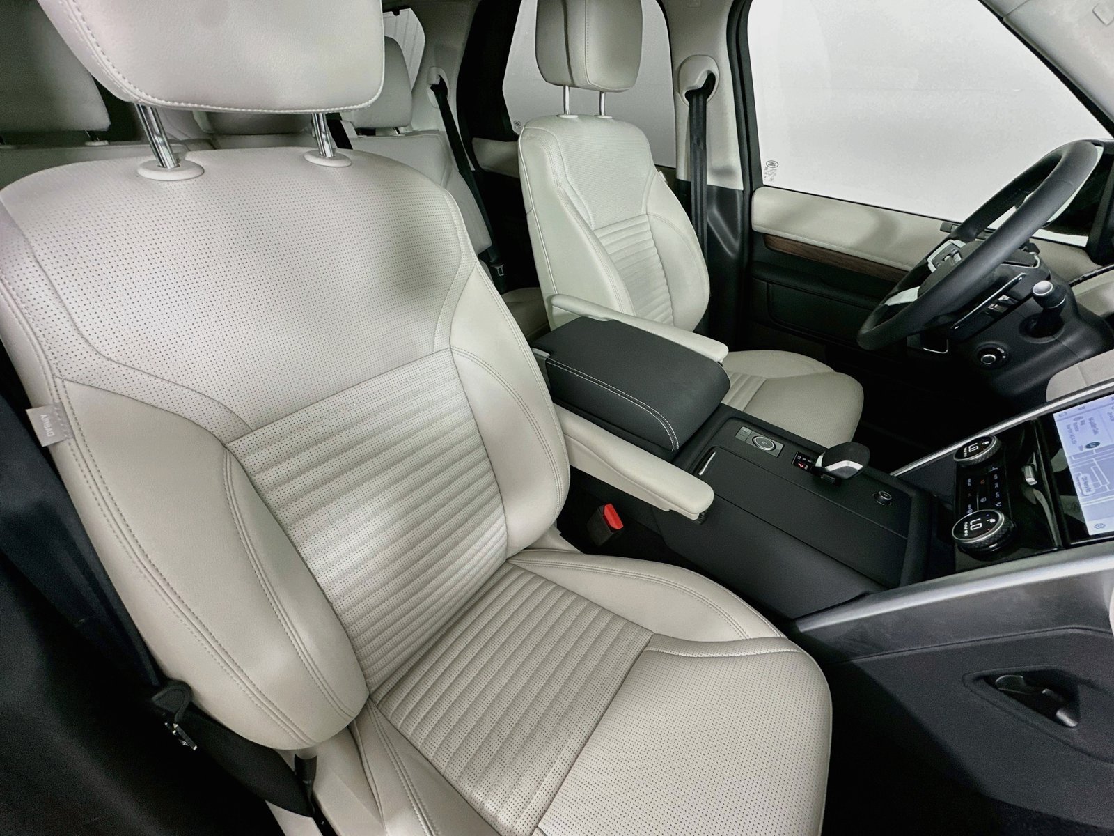 Used 2026 Land Rover Discovery Dynamic SE AWD/4WD image 45