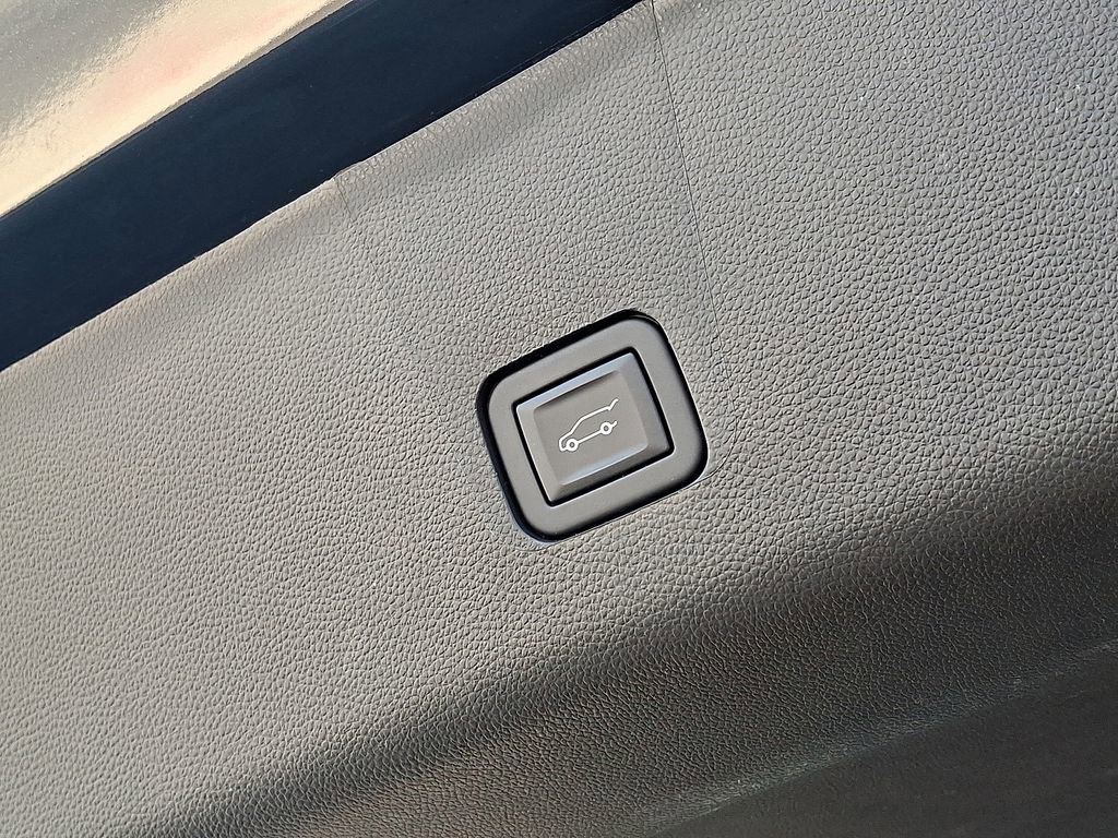 Used 2023 Chevrolet Traverse Premier w/ LPO, Floor Liner Package image 28