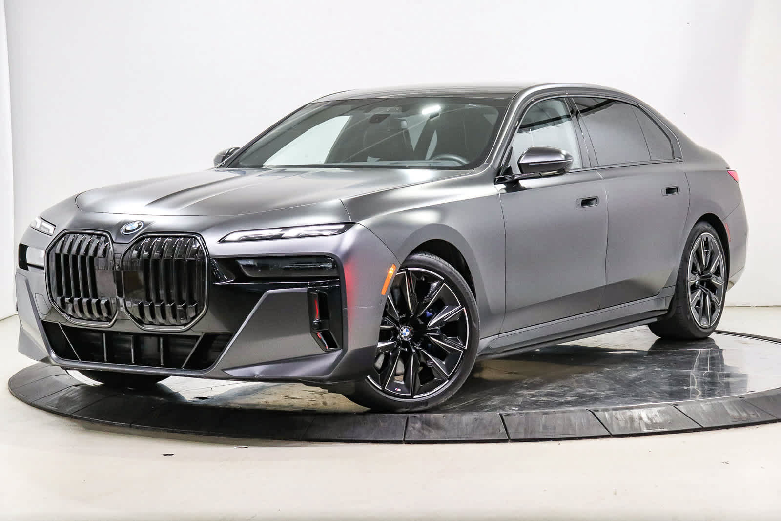 Used 2025 BMW i7 eDrive50 w/ M Sport Package RWD image 1