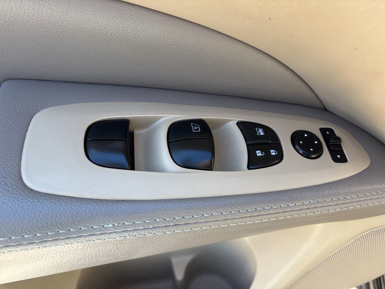 Used 2013 Nissan Pathfinder S AWD/4WD image 17