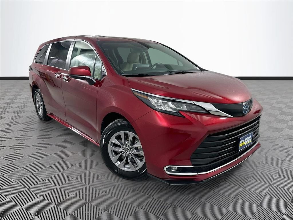 Used 2023 Toyota Sienna XLE AWD/4WD image 1