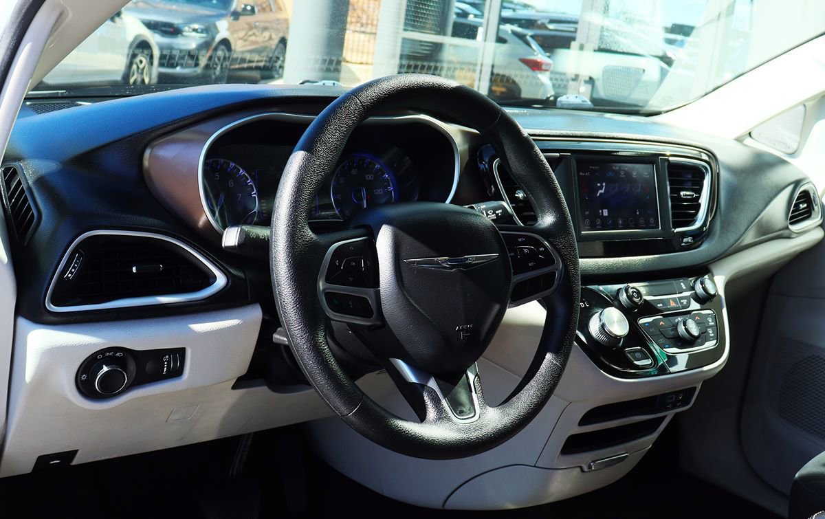 Used 2020 Chrysler Voyager L FWD image 38