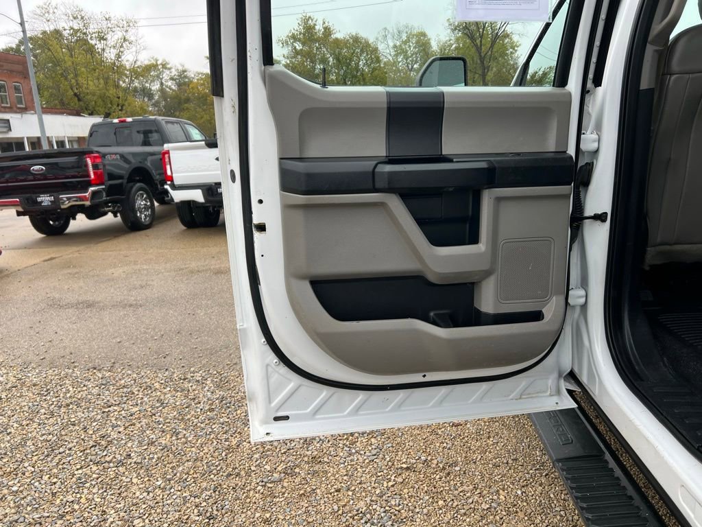 Used 2017 Ford F550 4x4 Crew Cab Super Duty w/ Power Equipment Group image 15