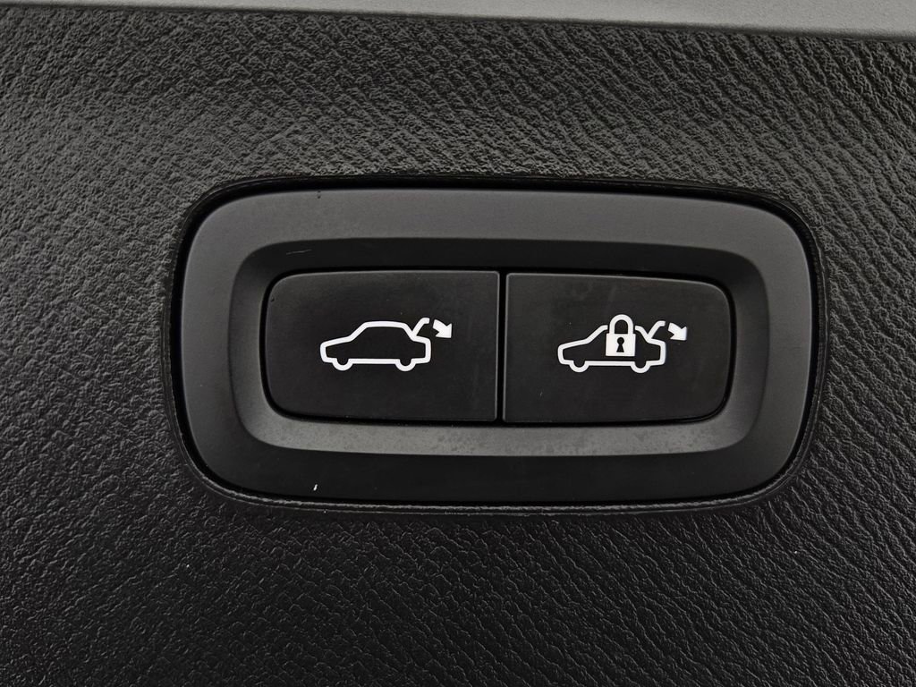 Used 2022 Volvo XC90 T6 Momentum w/ Advanced Package image 33