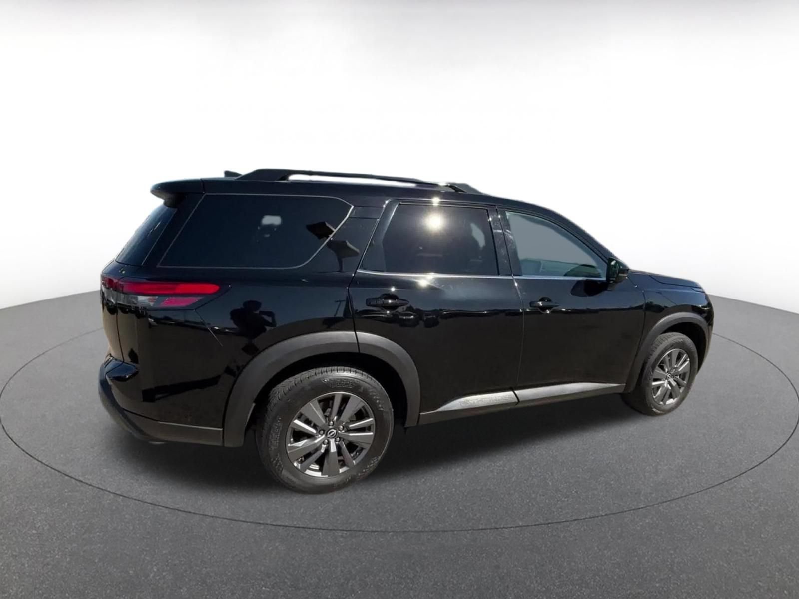 Used 2025 Nissan Pathfinder SV FWD image 14