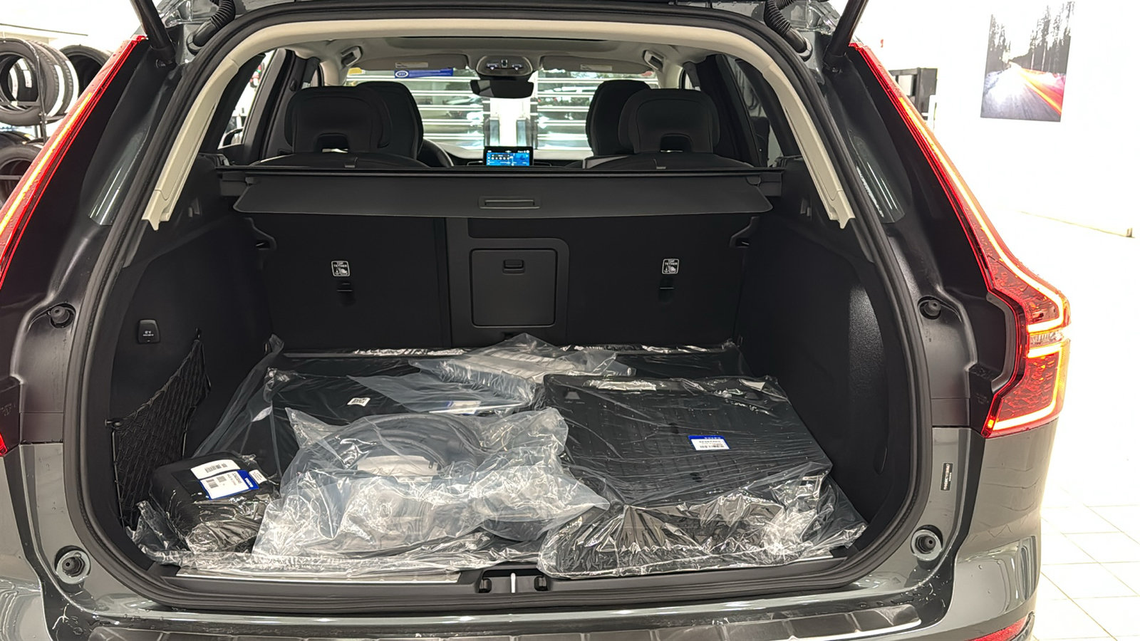 New 2027 Volvo XC60 T8 Plus AWD/4WD image 29