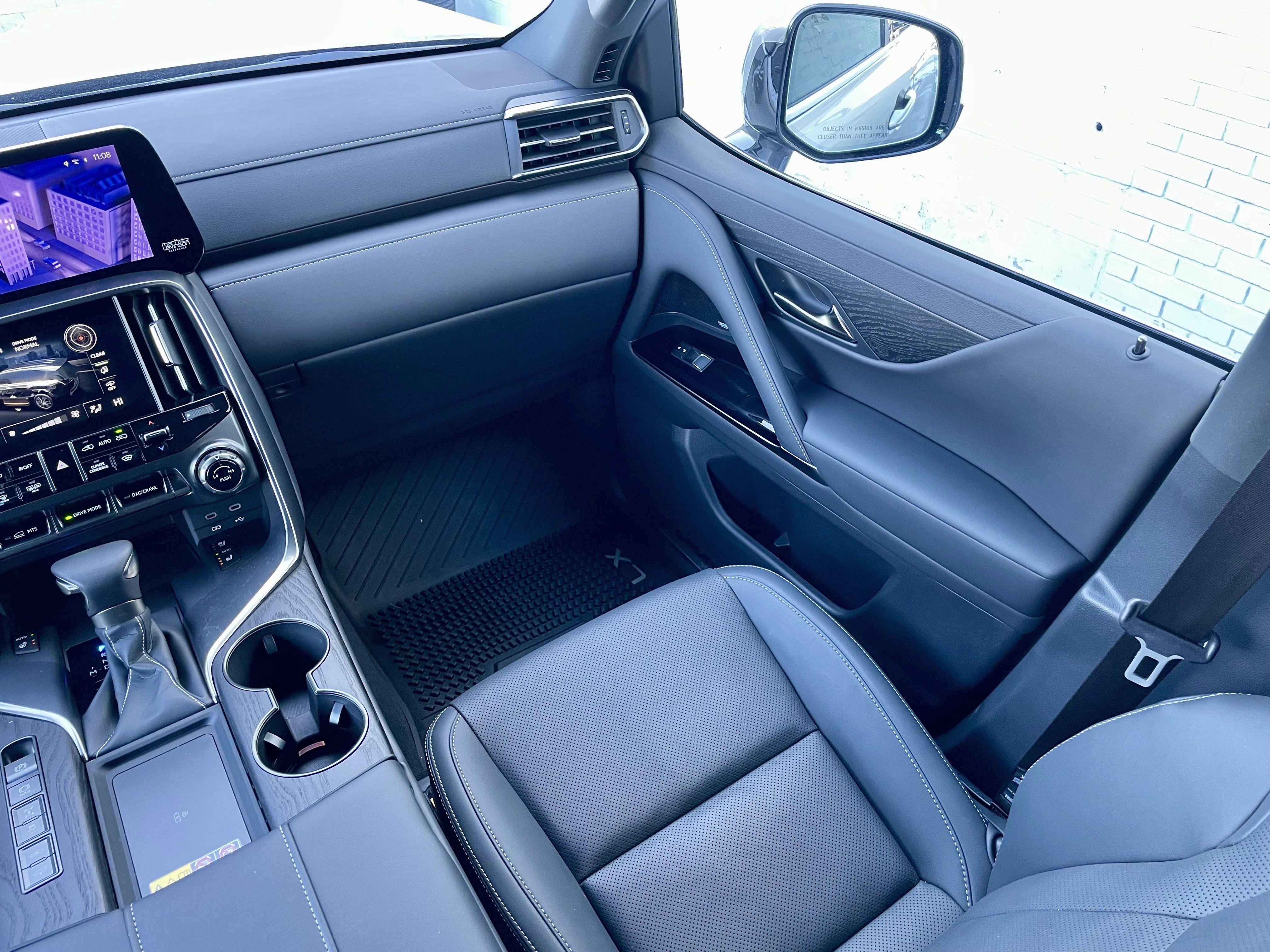 Used 2025 Lexus LX 600 4WD w/ Luxury Package image 18