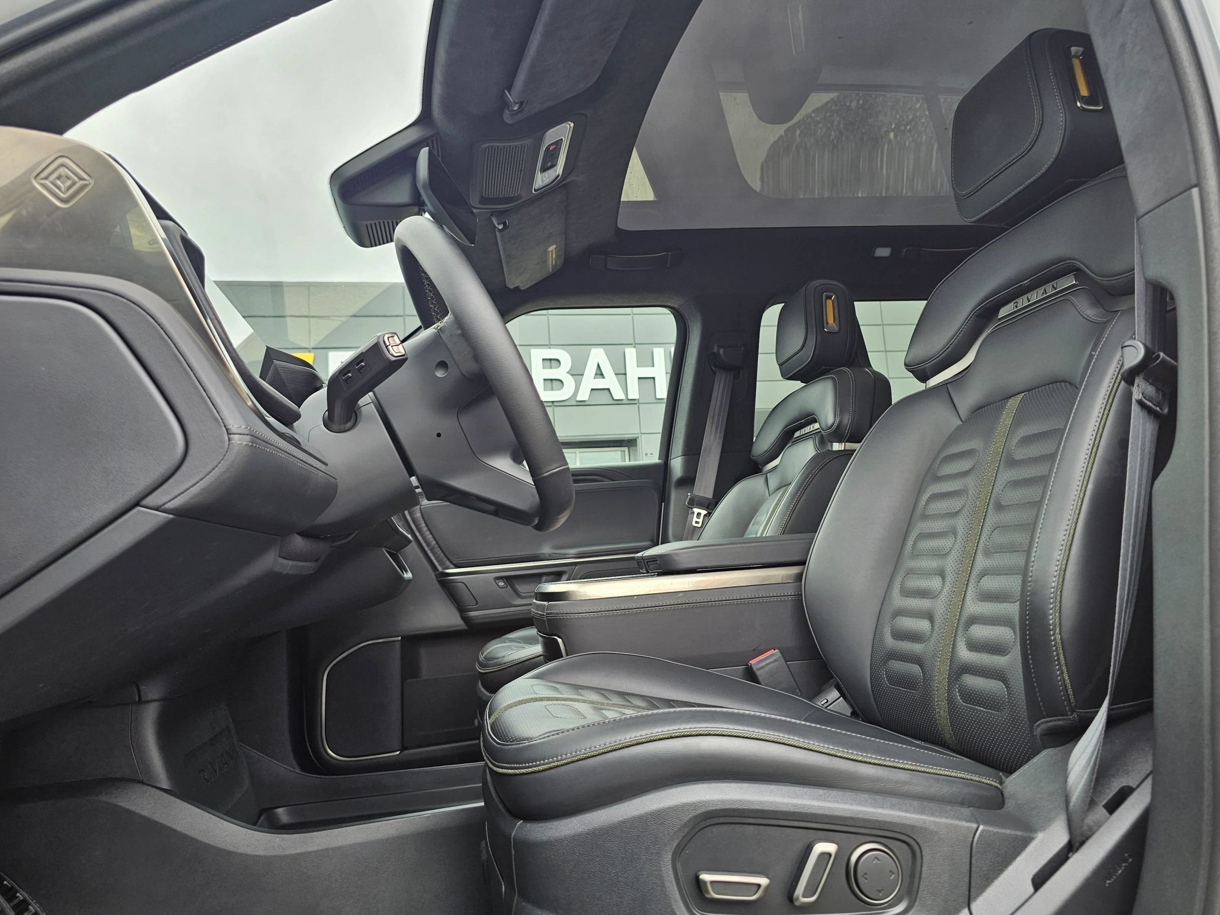 Used 2025 Rivian R1S Adventure Dual AWD/4WD image 12
