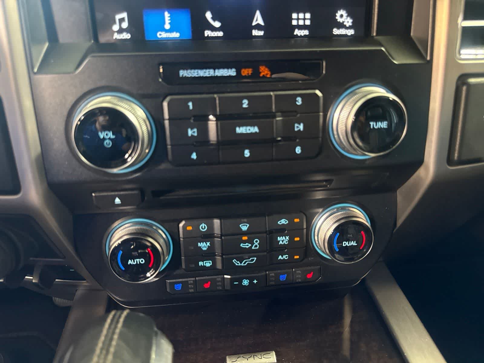 Used 2017 Ford F150 Platinum w/ Equipment Group 701A Luxury AWD/4WD image 30