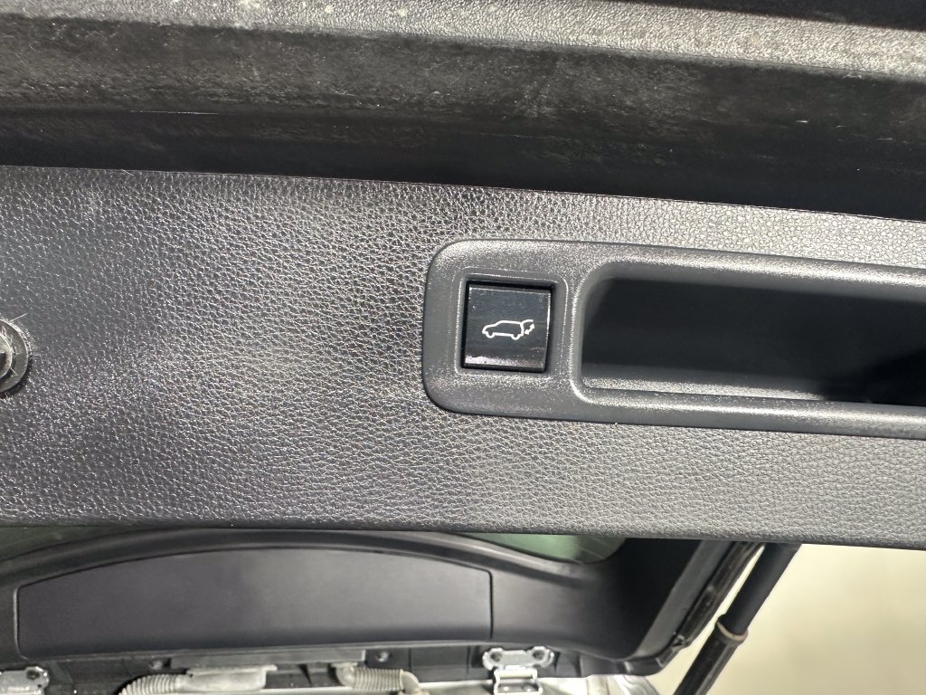 Used 2023 Toyota Highlander LE AWD/4WD image 7