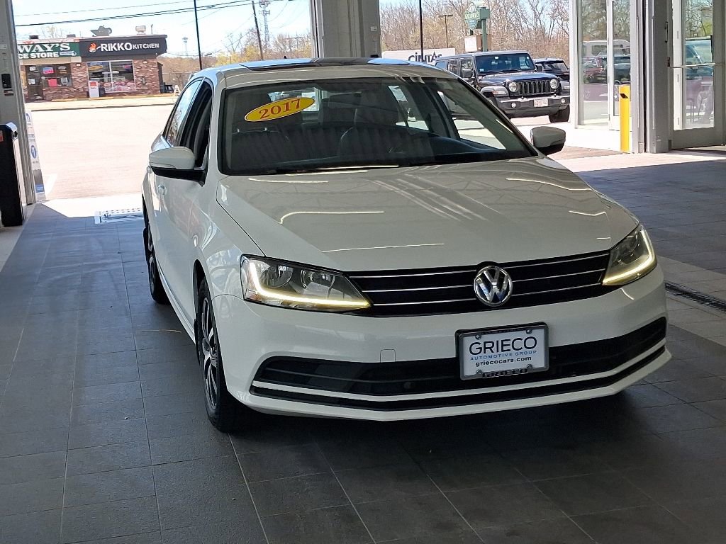 Used 2017 Volkswagen Jetta SE FWD image 3