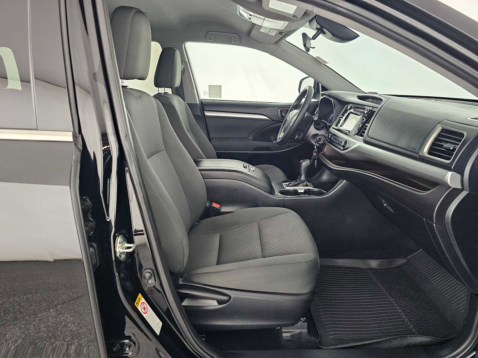 Used 2019 Toyota Highlander LE FWD image 10