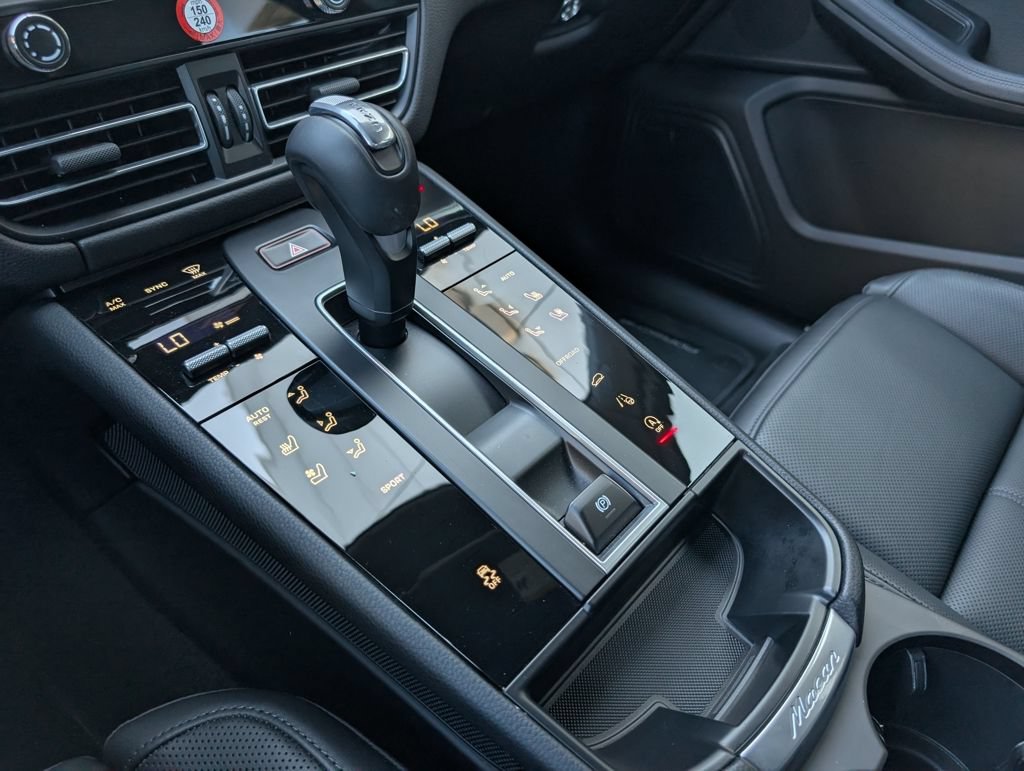 Certified 2025 Porsche Macan AWD/4WD image 15