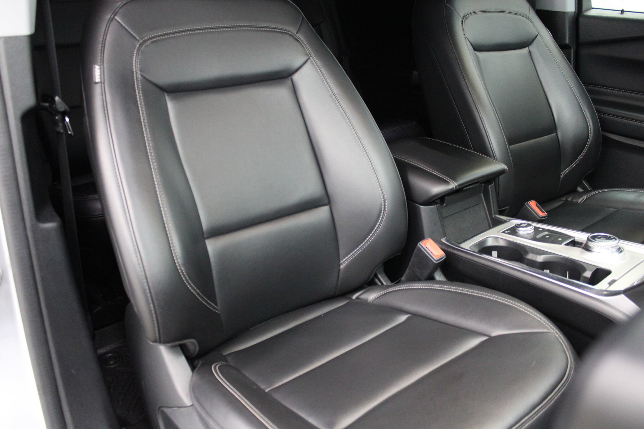 Used 2022 Ford Explorer XLT w/ Equipment Group 202A AWD/4WD image 28