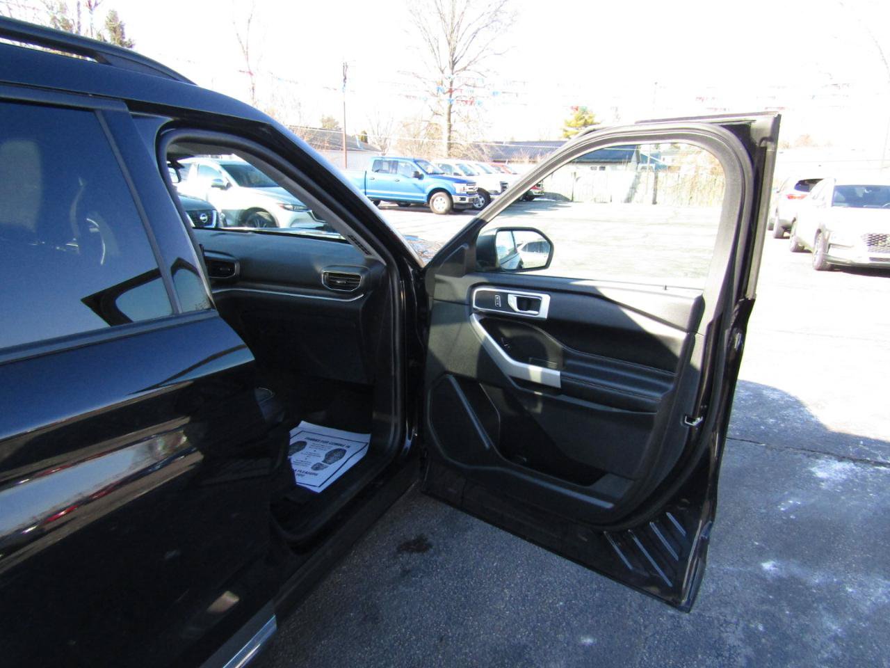 Used 2022 Ford Explorer XLT w/ Equipment Group 202A AWD/4WD image 30