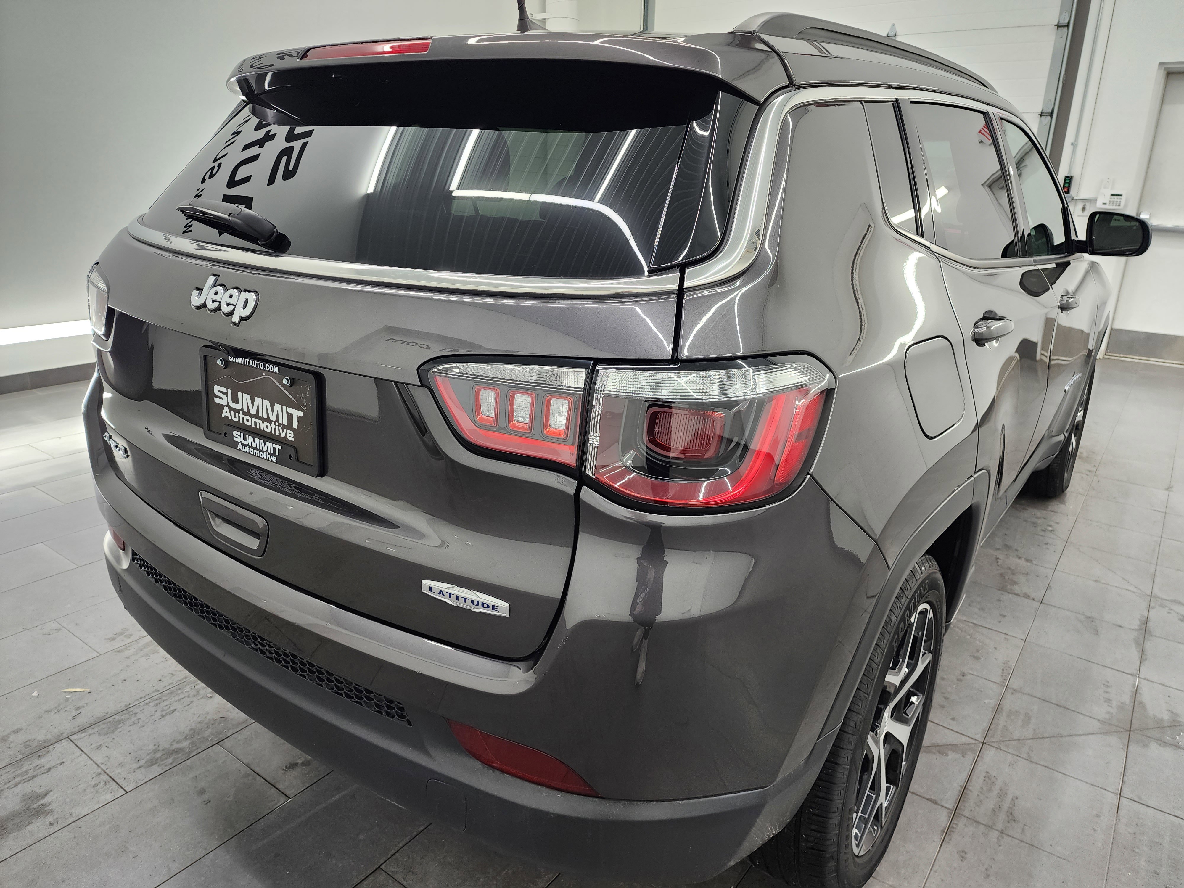 Used 2024 Jeep Compass Latitude image 5