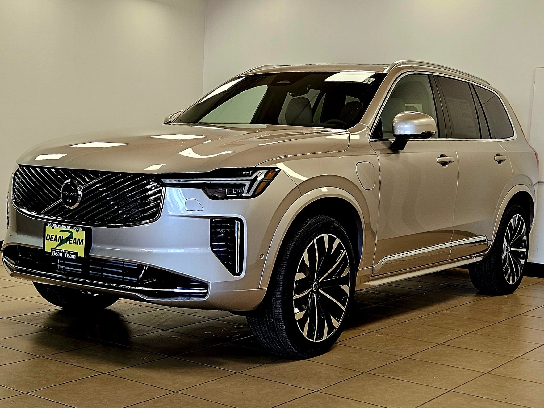 New 2026 Volvo XC90 T8 Plus w/ Protection Package Premier AWD/4WD image 4