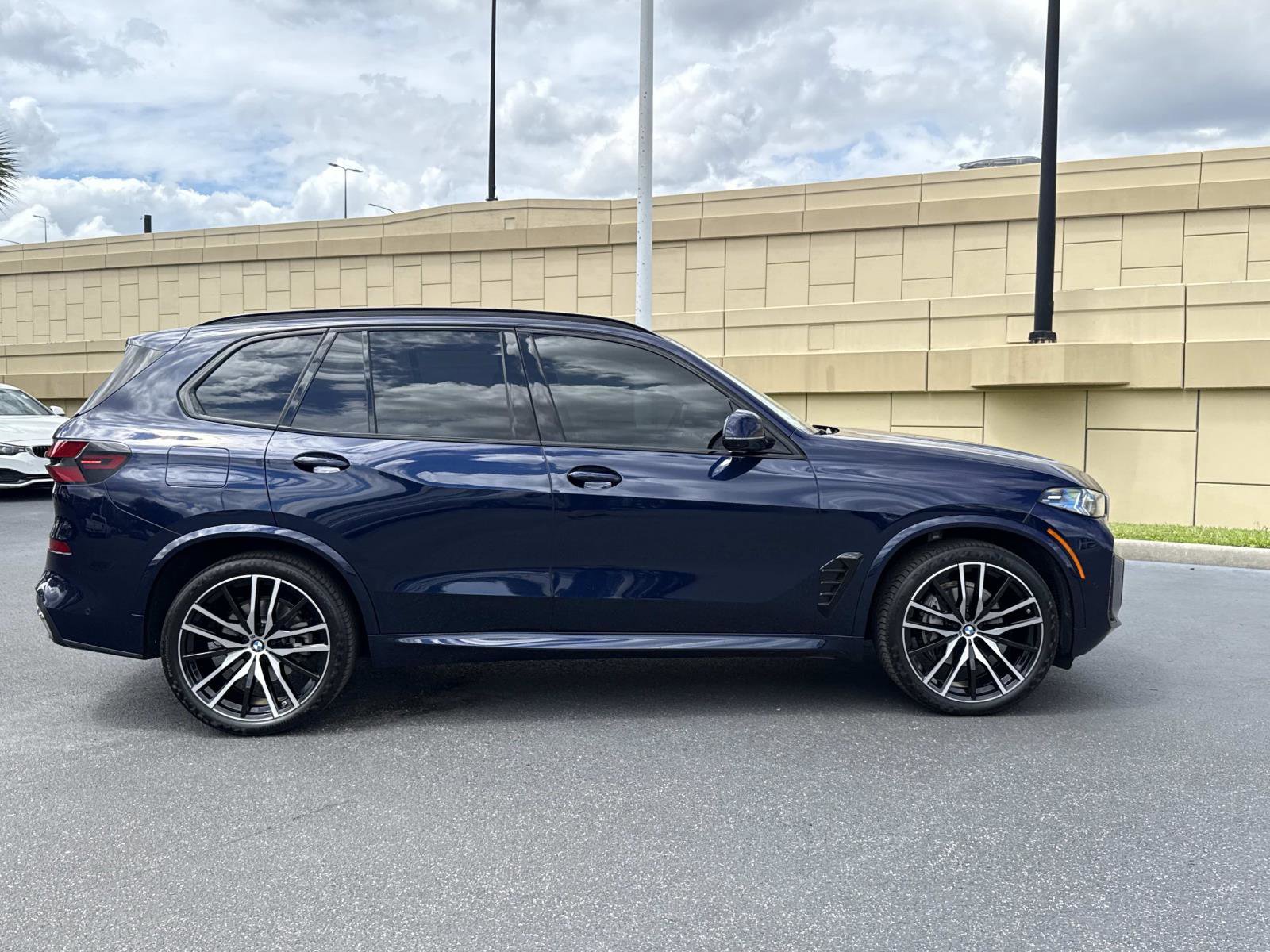 Used 2024 BMW X5 xDrive40i w/ M Sport Package image 2