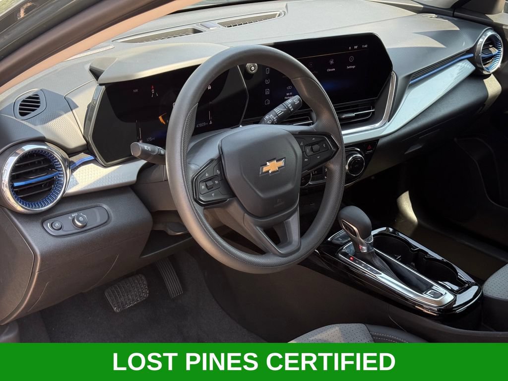 Used 2025 Chevrolet Trax LT FWD image 9