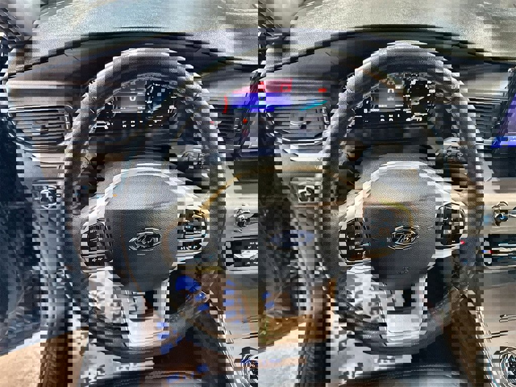 Used 2022 Ford Explorer XLT w/ Equipment Group 202A image 17