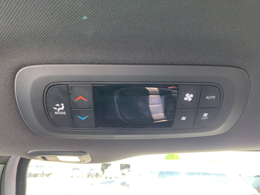 Used 2025 Chrysler Pacifica Limited FWD image 19