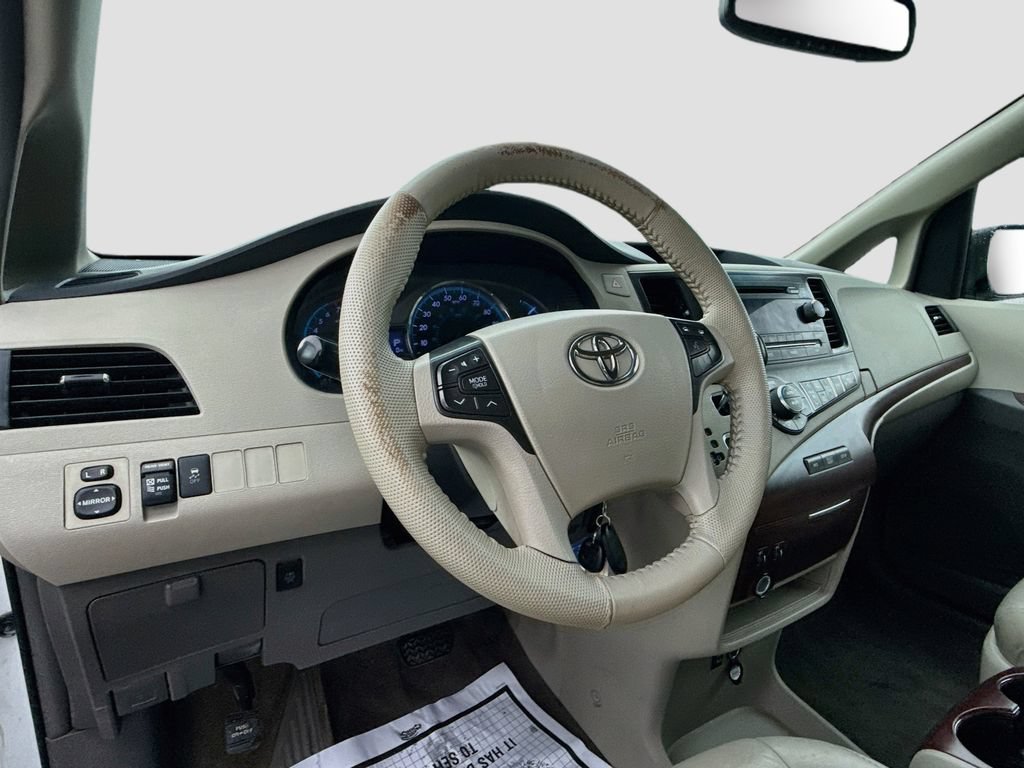 Used 2014 Toyota Sienna XLE FWD image 12