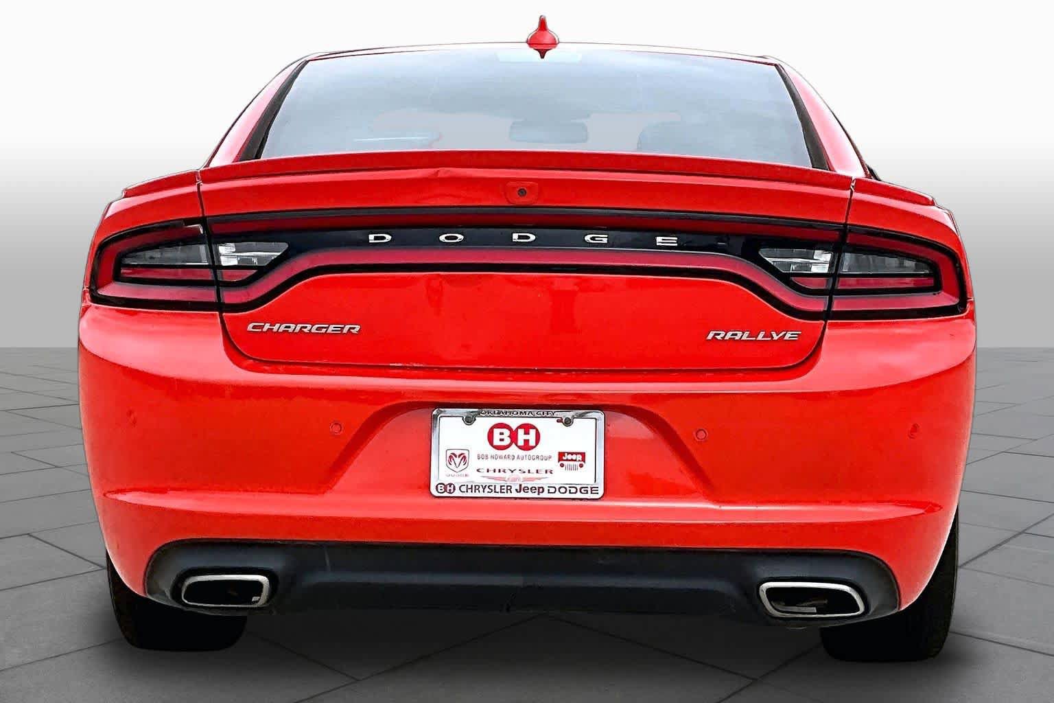 Used 2017 Dodge Charger SXT w/ Plus Group RWD image 4