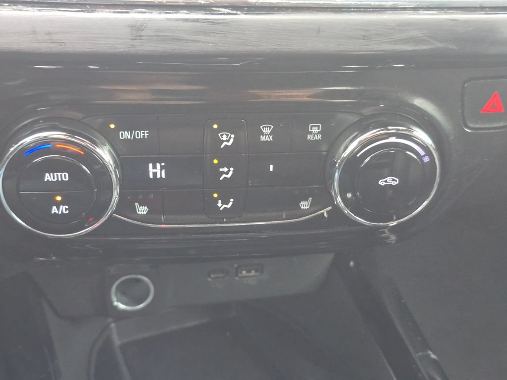Used 2025 Chevrolet Trax RS w/ Sunroof Package FWD image 29