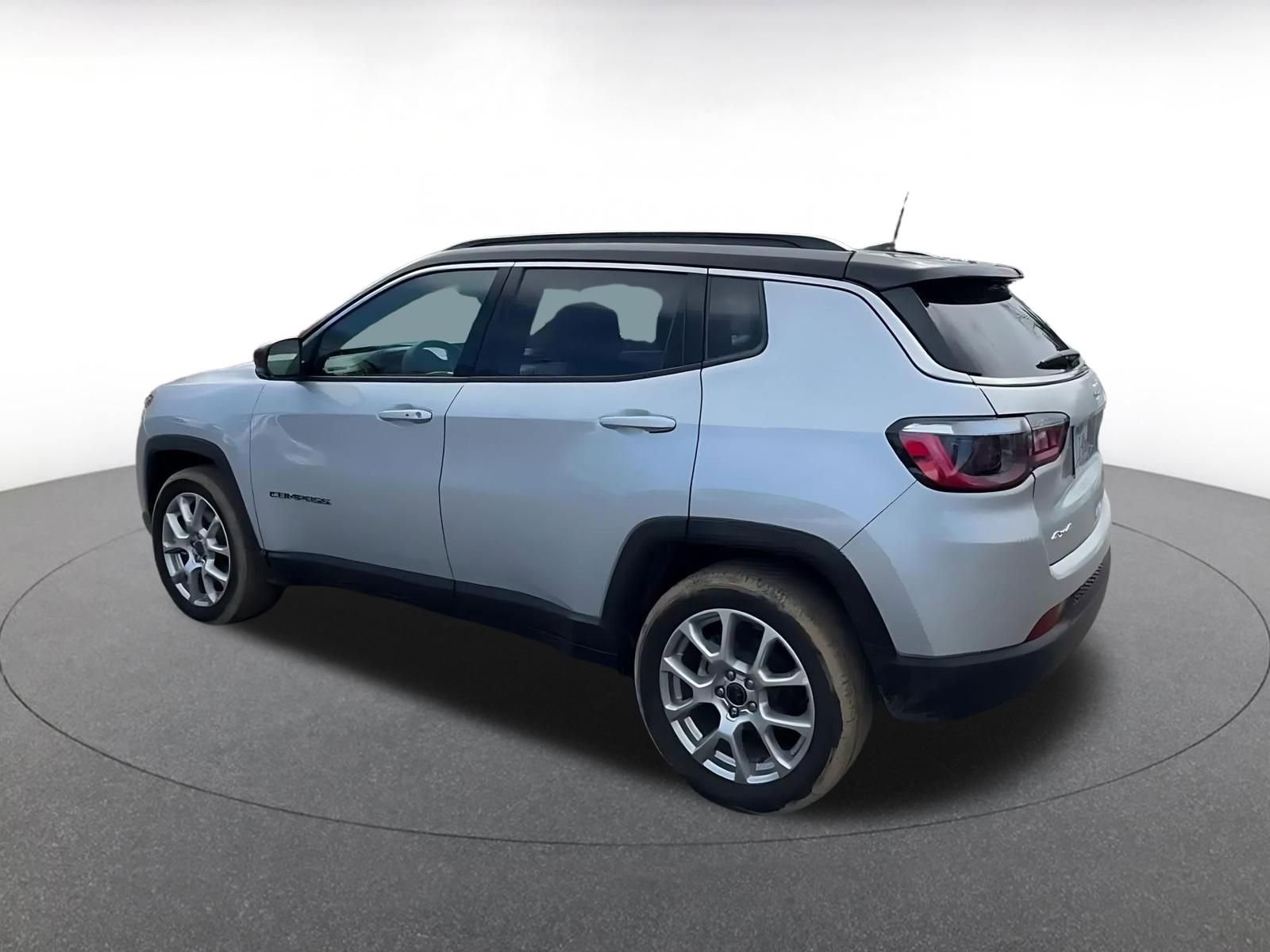 Used 2025 Jeep Compass Limited image 10