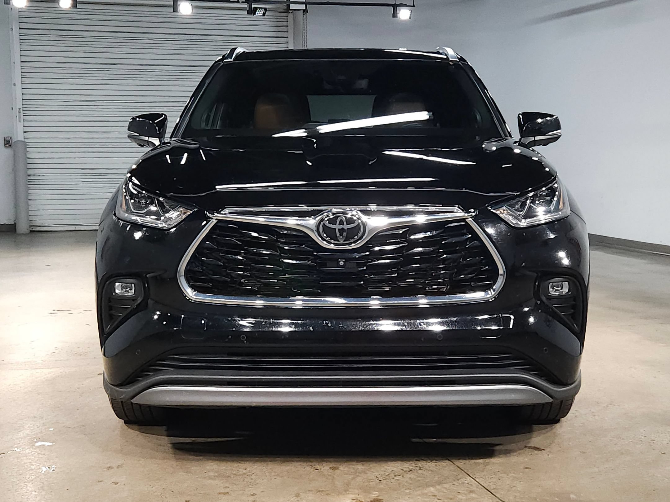 Used 2023 Toyota Highlander Platinum FWD image 2