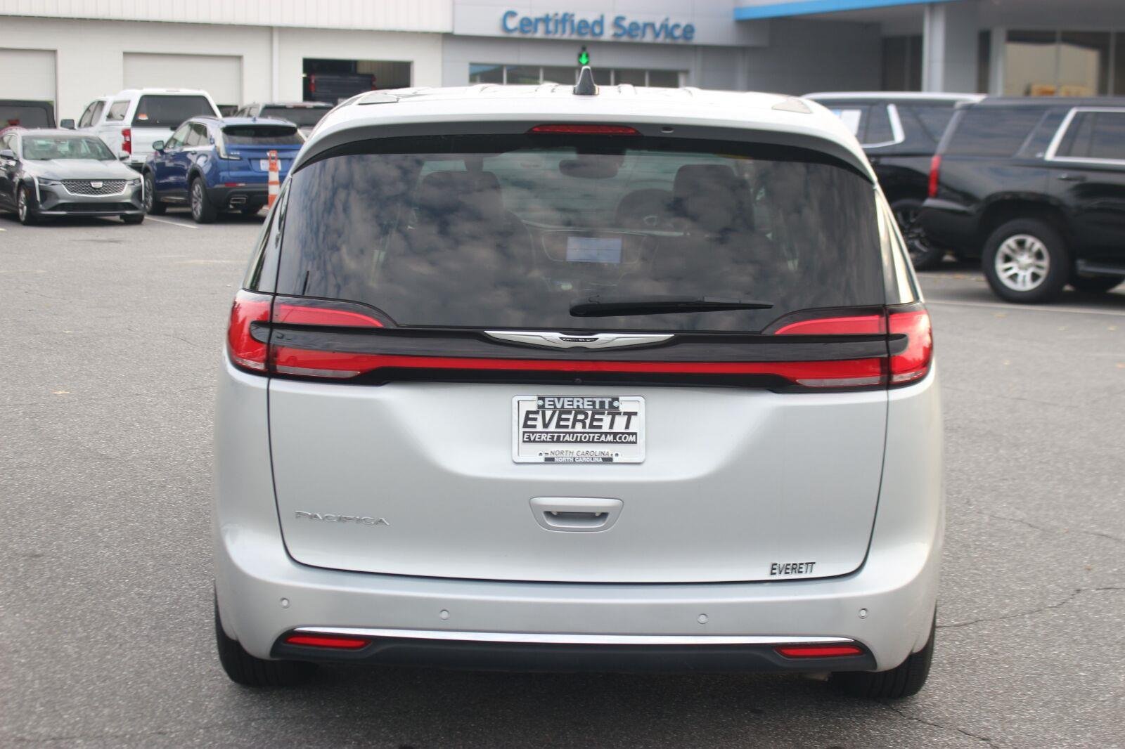 Used 2024 Chrysler Pacifica Touring-L FWD image 6