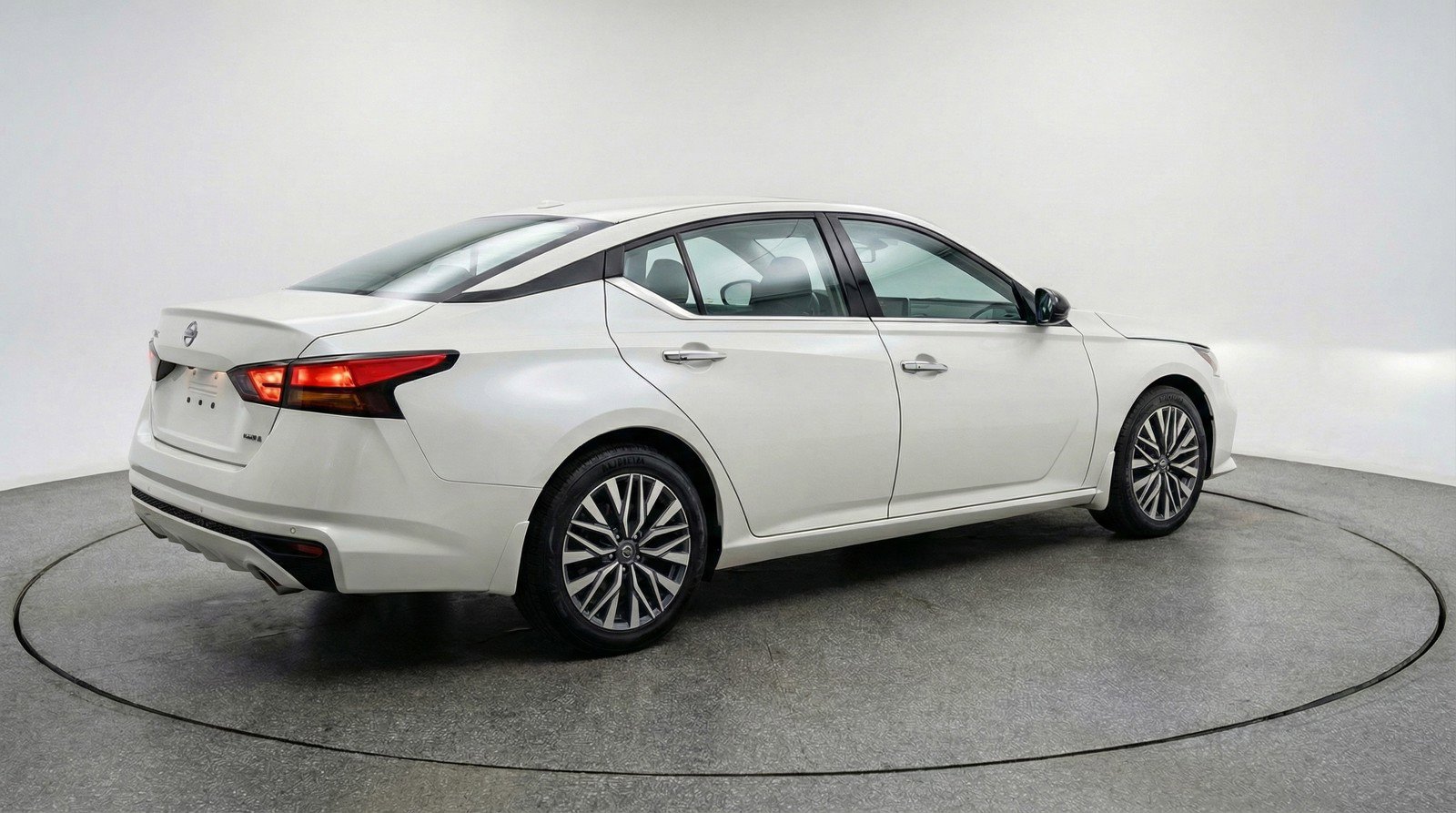 Used 2025 Nissan Altima 2.5 SV image 9