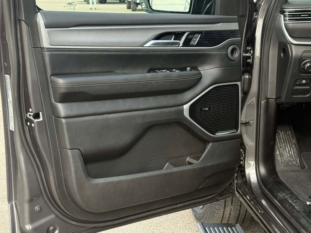 New 2026 Jeep Grand Wagoneer L Limited w/ Premium Group II image 24