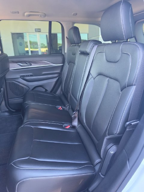 Used 2024 Jeep Grand Cherokee Limited w/ Black Appearance Package AWD/4WD image 20