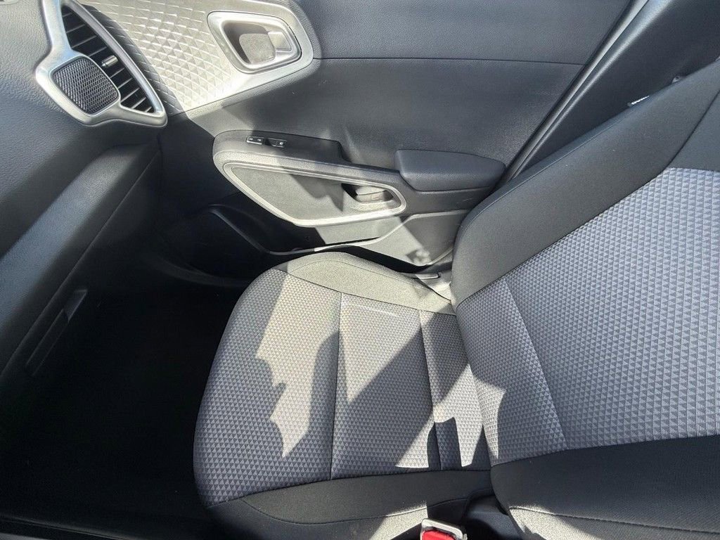 Used 2025 Kia Soul LX image 21