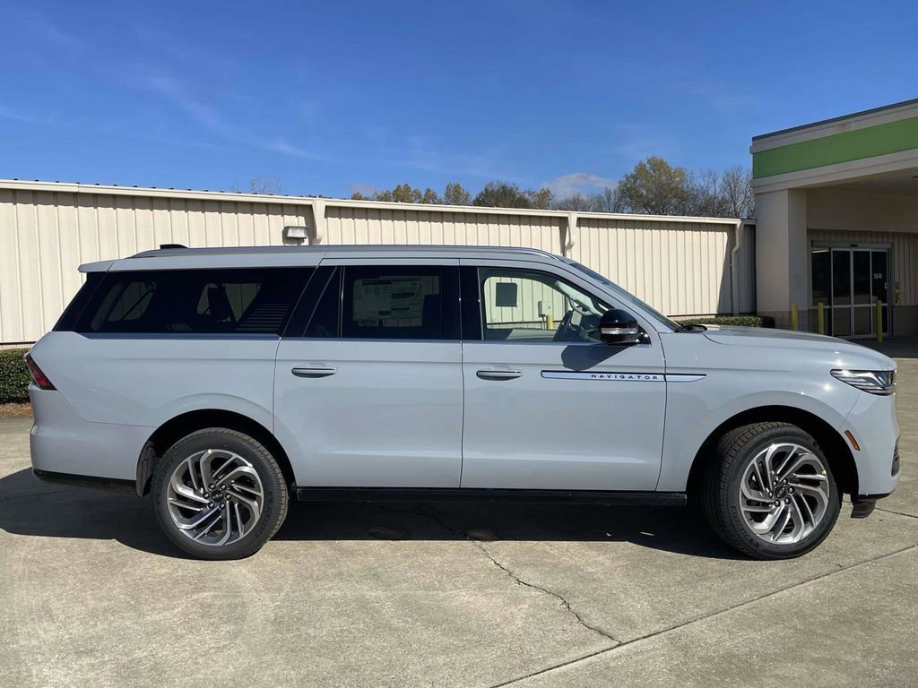 New 2025 Lincoln Navigator L Reserve image 2