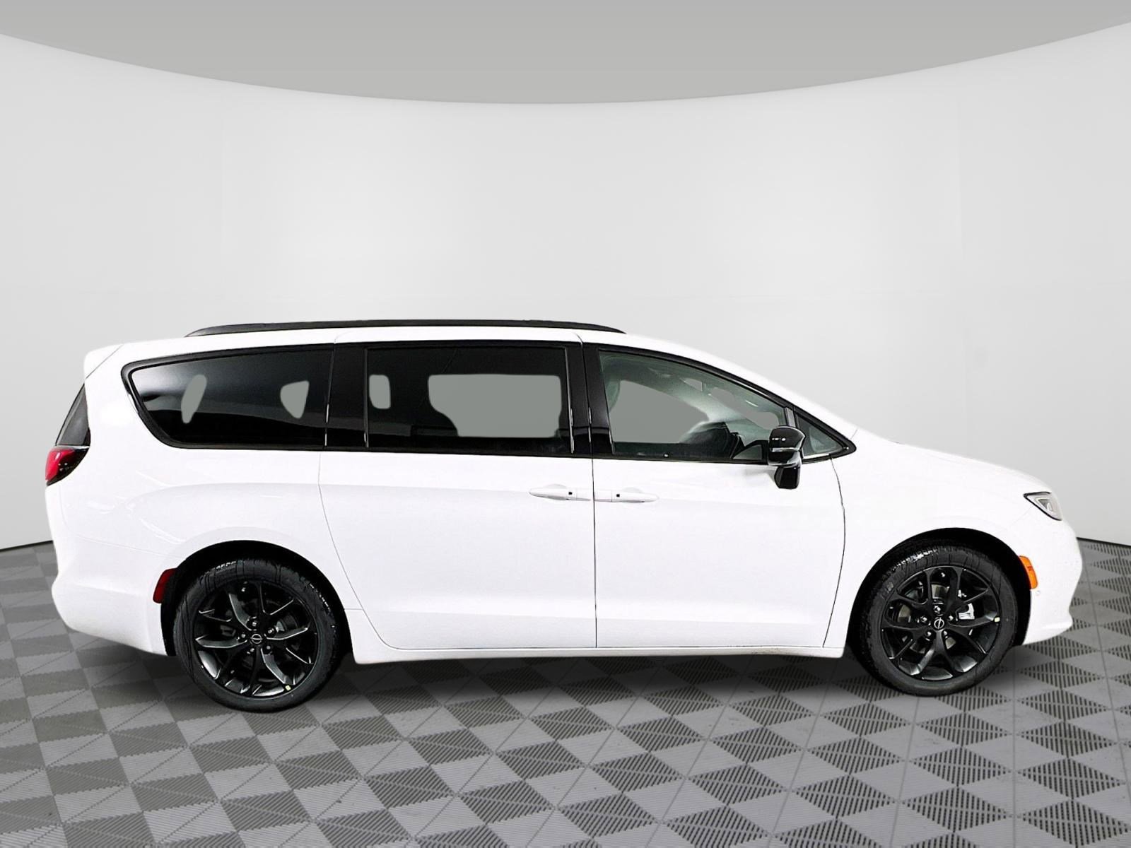 New 2026 Chrysler Pacifica Select FWD image 34