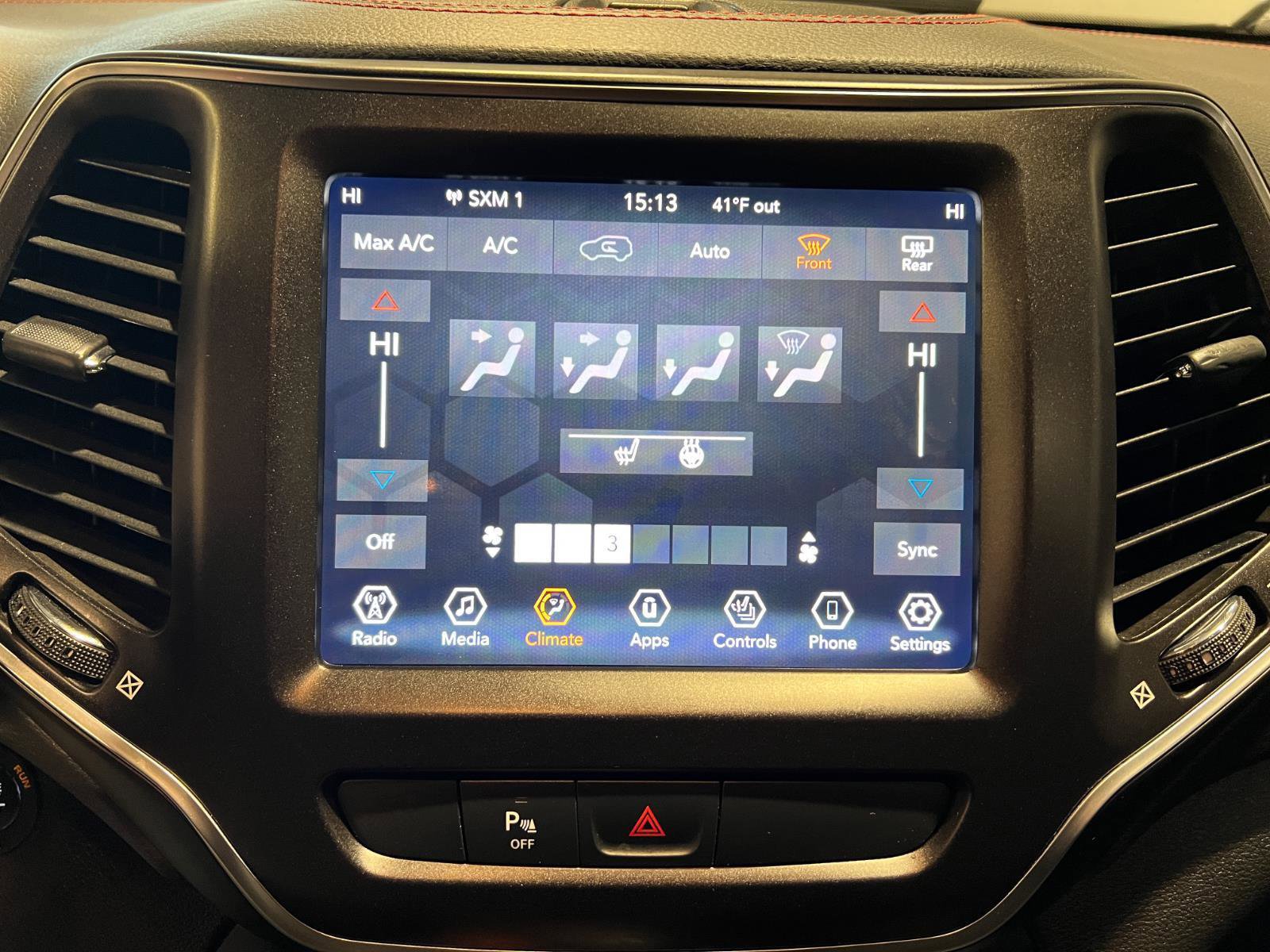 Used 2019 Jeep Cherokee Trailhawk w/ Cold Weather Group image 17