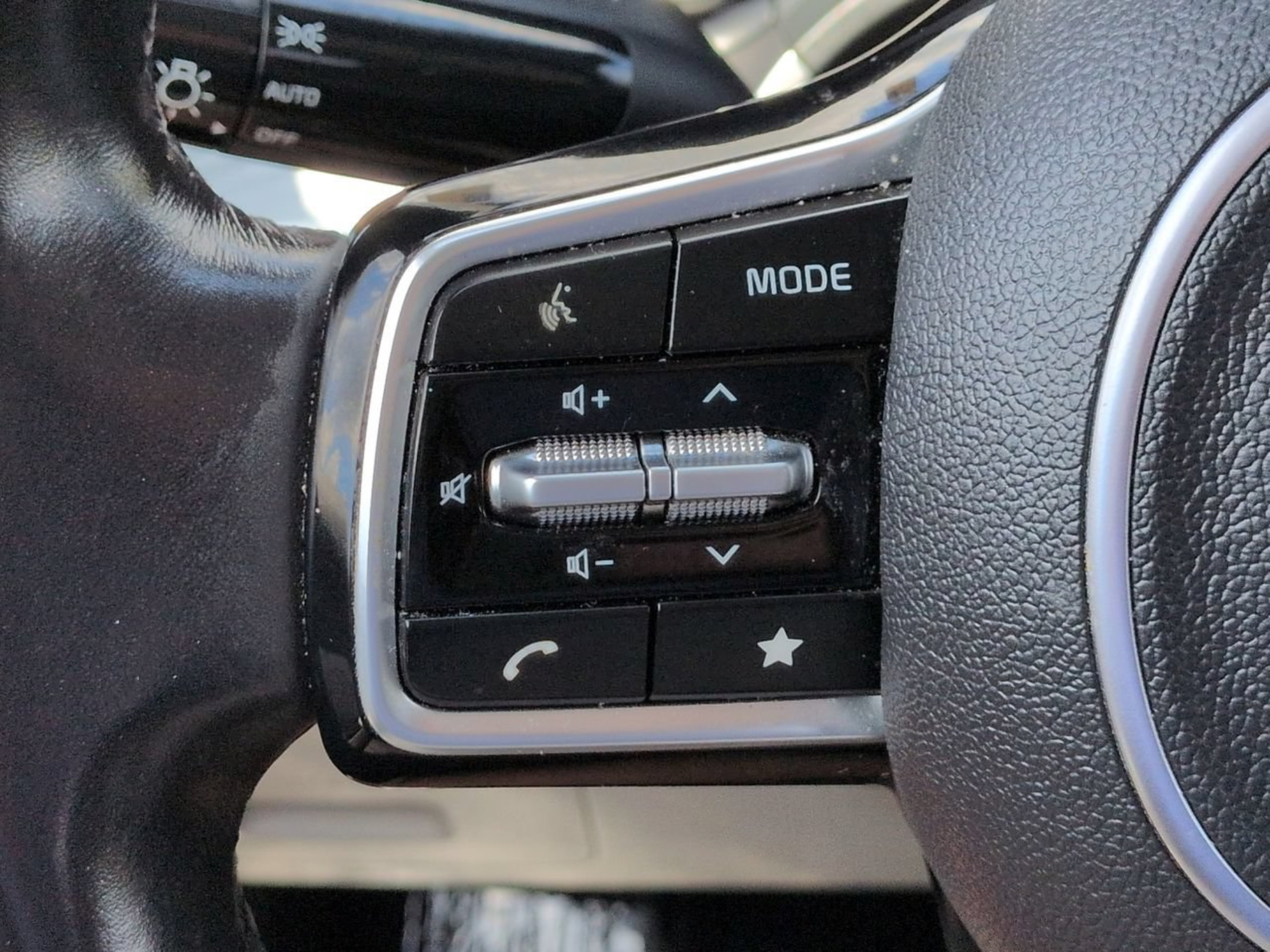 Used 2023 Kia Carnival LX FWD image 30
