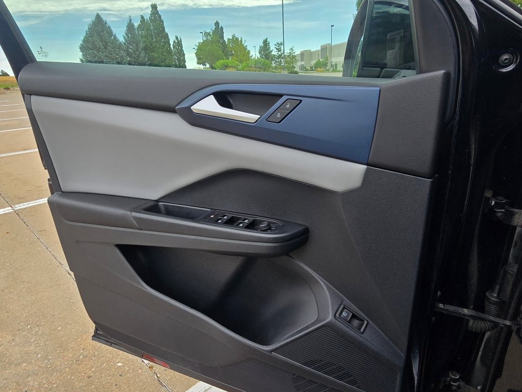 Used 2023 Volkswagen Taos SE w/ Panoramic Sunroof Package FWD image 18