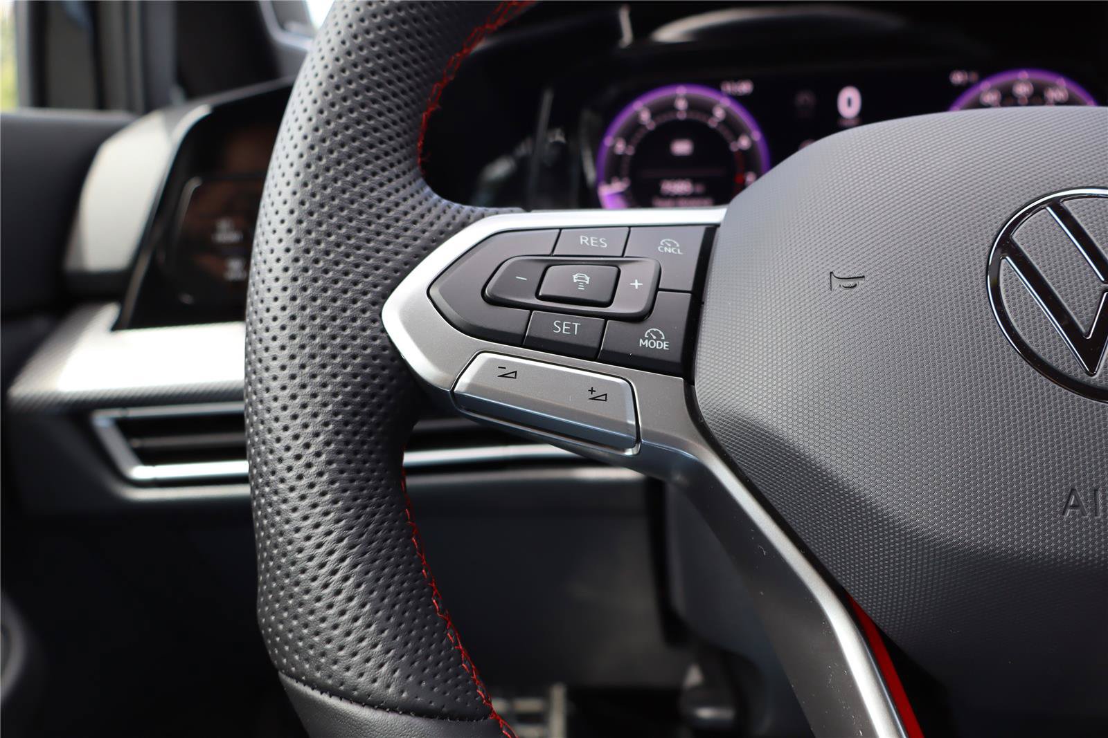 Certified 2025 Volkswagen GTI SE FWD image 16