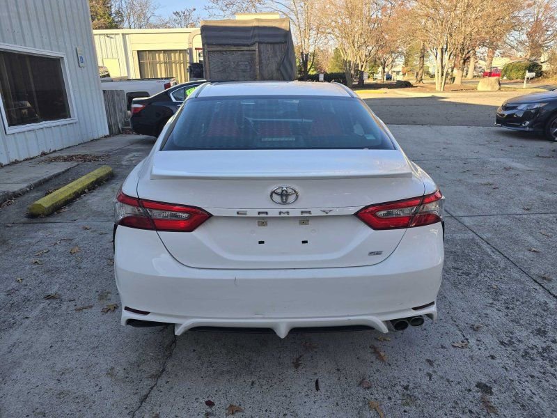 Used 2018 Toyota Camry SE image 4