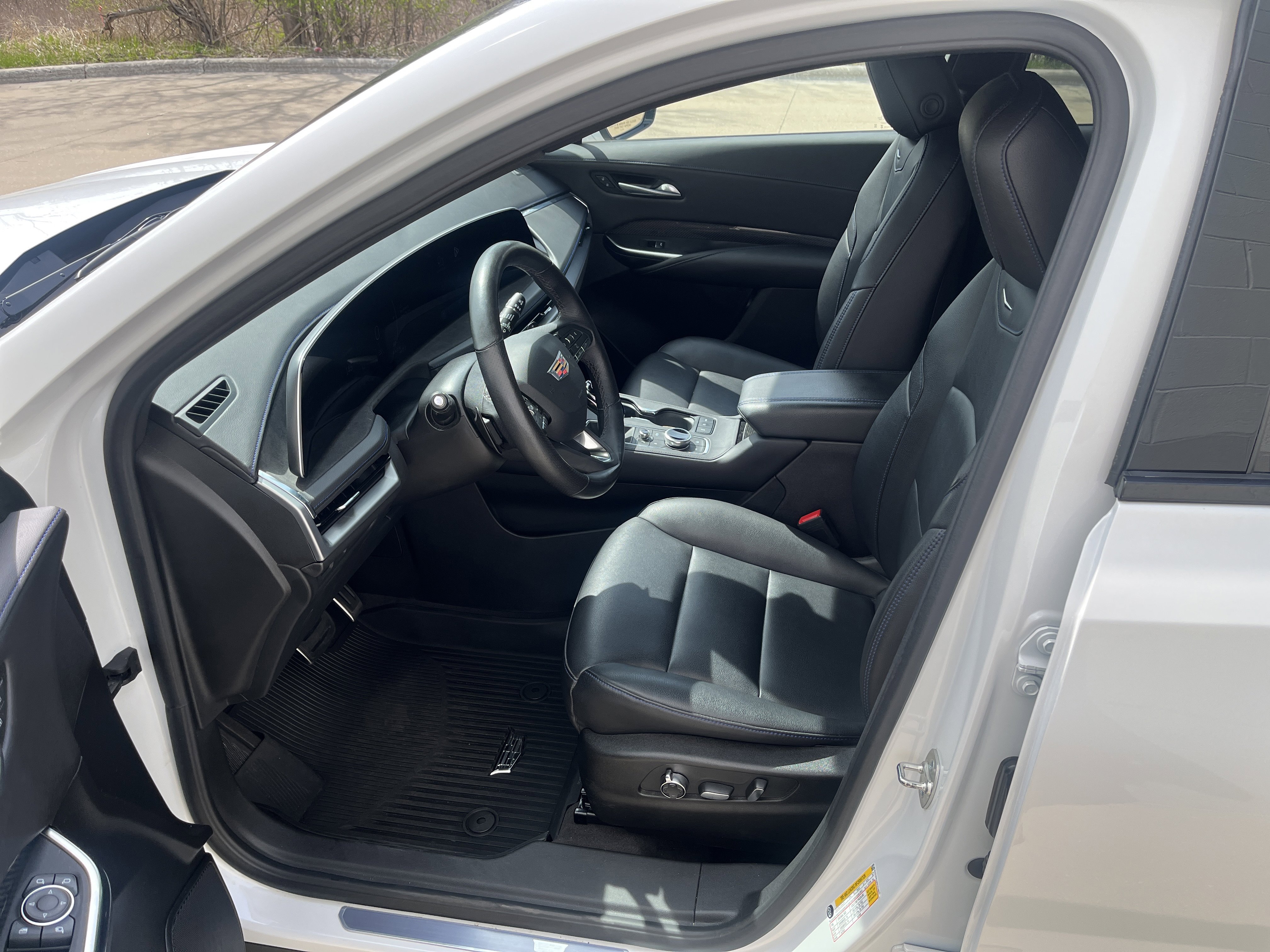Used 2024 Cadillac XT4 Sport w/ Cold Weather Package AWD/4WD image 9